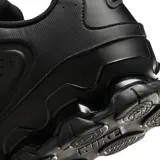 Championes Nike modelo Reax 8 color negro, con amortiguación en el talón y capellada combinada de malla y material sintético.