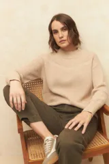 Polera de cuello redondo tejida en color marrón, con detalle de textura en el canesú y puños elastizados.