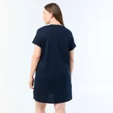 Camisón de punto azul marino con manga corta, cuello redondo y un pequeño estampado en el pecho con la frase 'full of love' y un corazón.