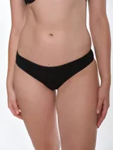 Bombacha tipo bikini de algodón con terminación de ribete elástico y fundillo de algodón.