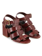 Sandalias de tacón alto ancho de líneas arquitectónicas, con diseño de tiras múltiples estilo cangrejera y cierre de hebilla metálica en el tobillo. Confeccionadas en cuero con estampado texturizado tipo cocodrilo color marrón chocolate.