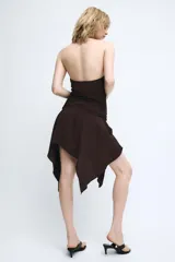 Vestido corto de cuello halter con escote drapeado y espalda descubierta. Presenta un diseño con frunces en la cintura y un bajo asimétrico con terminaciones en punta.