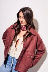 Bandana de forma cuadrada con estampado estilo paisley en tonos rojos y blancos, confeccionada en tejido ligero y suave.