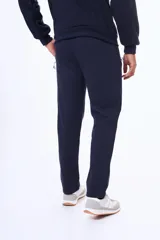 Pantalon deportivo de felpa, corte recto sin puños en los tobillos, con cintura elastizada y bolsillos laterales.