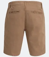 Bermuda de sarga color verde militar, corte recto, con bolsillos laterales y traseros. Marca Blue Steel.