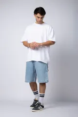 Bermuda de jean con lavado ácido, corte mom y estilo carpintero con bolsillos laterales utilitarios.