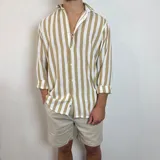 Camisa de lino de corte oversize con diseño de rayas verticales en tonos blanco y tostado, manga larga y cierre frontal con botones.