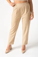 Pantalón palazzo color beige con finas rayas verticales blancas, tiro alto y cintura elastizada.