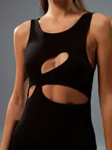 Minivestido negro ajustado al cuerpo, sin mangas y con aberturas asimétricas en el frente.