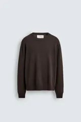 Jersey de punto ligero con corte regular fit, cuello redondo y manga larga. Presenta acabados en rib en puños, cuello y ruedo.
