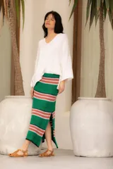 Falda tejida a rayas horizontales verdes y marrones, con elástico en la cintura y tajos laterales.