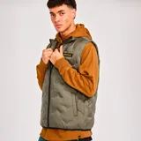 Chaleco acolchado color verde militar con cierre frontal, bolsillos laterales y parche con logo de la marca en el pecho.