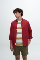 Camisa celeste de manga larga con bolsillo en el pecho.