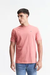 Remera básica de algodón color blanco, con escote redondo, mangas cortas y detalle de logo bordado en el pecho.