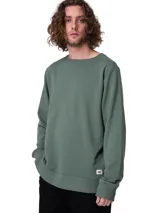 Buzo de cuello redondo color verde militar, confeccionado en French terry con puños, cuello y cintura de canalé. Cuenta con una pequeña etiqueta con el logo de la marca en el dobladillo inferior izquierdo.