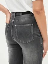 Jean de mujer color negro, de corte recto y tiro alto, con costuras decorativas en la parte delantera y trasera.