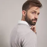 Sweater azul marino de punto trenzado, con cuello redondo y mangas largas.