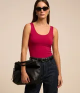 Musculosa básica de poliamida color naranja, con escote en U y breteles anchos. Diseño ajustado al cuerpo, ligero y fresco.