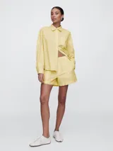 Short de tiro medio con cintura elástica, confeccionado en tela de algodón con estampado de rayas verticales finas en tonos amarillo y azul.