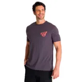 Remera de manga corta y cuello redondo color gris oscuro, con estampado gráfico pequeño en el pecho y etiqueta con logo de la marca en el dobladillo inferior.