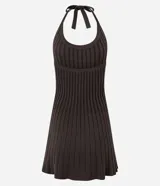 Vestido sin mangas, color marrón oscuro, con escote tipo halter y lazo en el cuello. El tejido es de malla con efecto tricot texturizado acanalado.
