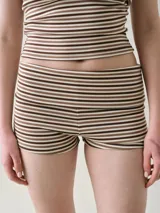 Short de dormir confeccionado en tejido de algodón rayado en tonos marrones y blancos, con cintura ancha doblada.