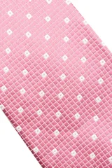 Corbata morada con pequeños lunares blancos.