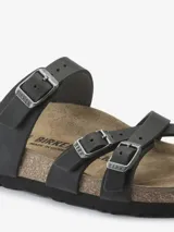 Sandalias Birkenstock modelo Franca, color negro, con tres tiras finas de cuero nobuk engrasado y hebillas metálicas ajustables. Plantilla anatómica de corcho y látex, y suela de EVA. 