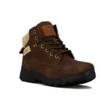 Bota acordonada color marrón con suela negra y detalles en beige.