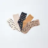 Pack de cinco pares de medias de caña media con diversos diseños, incluyendo modelos lisos en tonos neutros y modelos con estampado animal print.