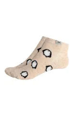 Par de medias cortas color beige con estampado de pingüinos blancos y negros.