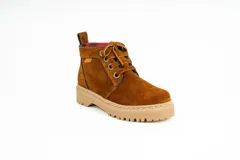 Bota acordonada de cuero gamuza color beige, con suela de goma dentada y forro interior a cuadros.