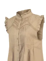 Blusa color beige de algodón orgánico, con cuello alto, detalles de encaje y bordados en el canesú, y mangas cortas con volados.