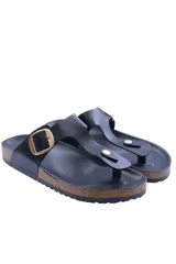 Sandalia tipo ojota de cuero sintético negro, con tira en forma de T, hebilla metálica dorada ajustable y suela con efecto corcho.