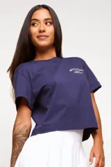 Remera azul marino de algodón, corte cropped y mangas cortas. Estampado pequeño en el pecho con la frase "Match Point".