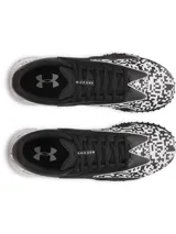 Championes de fútbol Under Armour Shadow Turf 3, diseñados para césped artificial. Presentan un diseño en color negro con detalles estampados en blanco y negro tipo pixelado. Cuentan con entresuela Charged Cushioning para absorción de impactos y suela de goma con tacos estratégicos para máximo agarre.