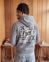 Canguro con capucha de calce regular en color gris con efecto stone wash. Presenta un estampado gráfico en la espalda con estilo de cómic que incluye la palabra 'BO!' en un globo de texto y diversos dibujos.