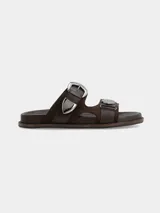 Sandalias planas de cuero marrón, con dos tiras anchas en el empeine provistas de hebillas metálicas plateadas de estilo western.