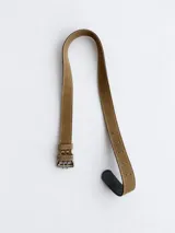 Cinto de gamuza color marrón tostado, de 2.5 cm de ancho, con hebilla cuadrada metálica de doble púa y costuras decorativas a contratono.