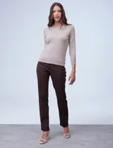 Buzo de tejido fino color beige, con cuello redondo, mangas tres cuartos y diseño raglán.