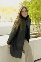 Tapado a cuadros color verde con cuello negro con volados y mangas largas.