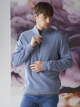 Fleece de algodón color azul, con cuello alto y cierre frontal parcial. Diseño de manga larga con puños y ruedo acanalados.