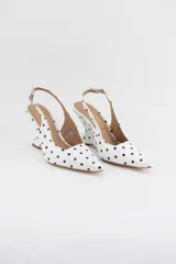 Zapatos de cuero color blanco con estampado de lunares negros, de punta fina cerrada, diseño descalzo con tira ajustable en el talón y tacón cuña estructural.
