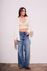 Camisa oversize color crudo confeccionada en lino y viscosa, de manga larga con puños abotonados y cuello clásico.