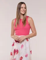 Vestido midi combinado de la marca Figueroa & Flower, con torso de modal azul sin mangas y cuello redondo, y falda evasé de rayón con estampado floral y paisajes en tonos blancos y azules, con cintura elastizada y lazo para anudar.