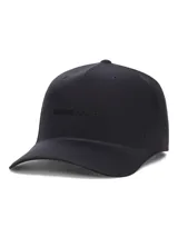 Gorro Under Armour de copa alta color negro, con diseño estructurado y el logo de la marca en relieve al frente.