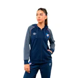 Campera deportiva con capucha y cierre frontal, perteneciente a la línea del Club Nacional de Football. Presenta cuerpo en azul marino, mangas en gris jaspeado con detalles en rojo y blanco, y logo de Umbro junto al escudo del club en el pecho.