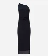Vestido midi negro de tul, con escote de un solo hombro y bretel fino. Presenta fruncido lateral y corte ajustado al cuerpo.