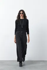 Remera de manga larga color blanco, de calce entallado, con cuello redondo a la base y costuras verticales decorativas que estilizan la silueta.