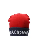 Gorro tipo beanie de tejido de punto, con diseño bicolor en rojo y azul marino. Presenta la palabra 'NACIONAL' tejida en color blanco en la parte inferior y una pequeña etiqueta lateral con el logo de Umbro.
